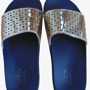 WOMANS/GIRLS ATHLETECH GOLD SANDALS /SLIDDERS SIZE 5/6 PRE-OWNED 
